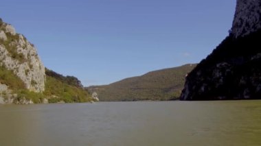 Tuna Nehri 'nde bir gezi teknesi. Tuna geçitleri. Romanya. Tekneden görünüm