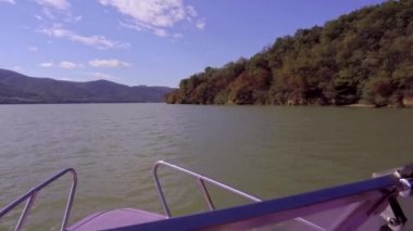 Tuna Nehri 'nde bir gezi teknesi. Tuna geçitleri. Romanya. Tekneden görünüm