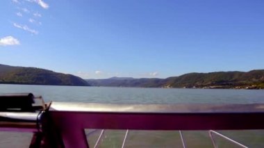 Tuna Nehri 'nde bir gezi teknesi. Tuna geçitleri. Romanya. Tekneden görünüm