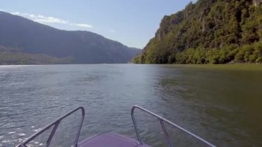 Tuna Nehri 'nde bir gezi teknesi. Tuna geçitleri. Romanya. Tekneden görünüm