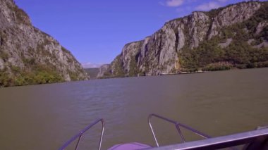 Tuna Nehri 'nde bir gezi teknesi. Tuna geçitleri. Romanya. Tekneden görünüm