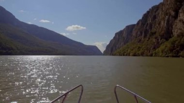 Tuna Nehri 'nde bir gezi teknesi. Tuna geçitleri. Romanya. Tekneden görünüm