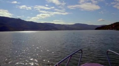 Tuna Nehri 'nde bir gezi teknesi. Tuna geçitleri. Romanya. Tekneden görünüm