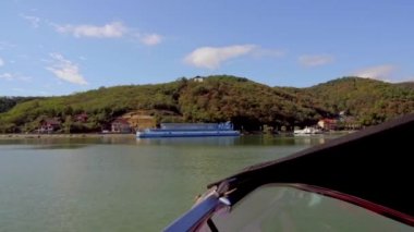 Tuna Nehri 'nde bir gezi teknesi. Tuna geçitleri. Romanya. Tekneden görünüm