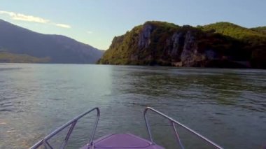 Tuna Nehri 'nde bir gezi teknesi. Tuna geçitleri. Romanya. Tekneden görünüm