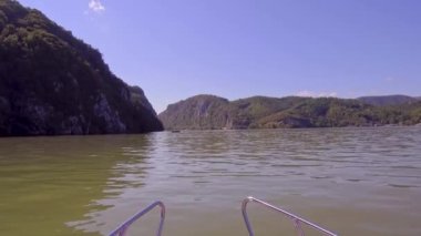 Tuna Nehri 'nde bir gezi teknesi. Tuna geçitleri. Romanya. Tekneden görünüm