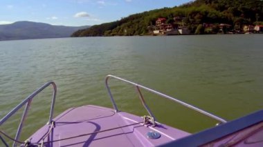 Tuna Nehri 'nde bir gezi teknesi. Tuna geçitleri. Romanya. Tekneden görünüm