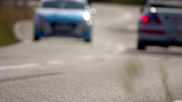 Carreras Coches Una Pista Desenfoque Lente — Vídeos de Stock