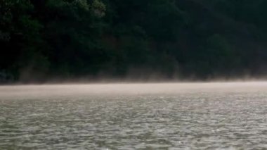 Sabahın erken saatlerinde gölde sis. Sonbahar soğuk günü. Dağın eteklerinde. Gün doğumu