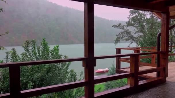Chuva Forte Derramando Sobre Lago Montanha Dia Outono Vento Forte — Vídeo de Stock