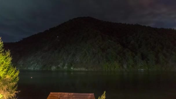 Cielo Notturno Con Stelle Nuvole Lago Montagna Timelapse — Video Stock