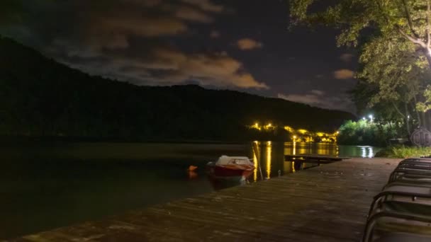 Lago Montagna Chiaro Luna Cielo Notturno Nuvoloso Barca Sul Lago — Video Stock