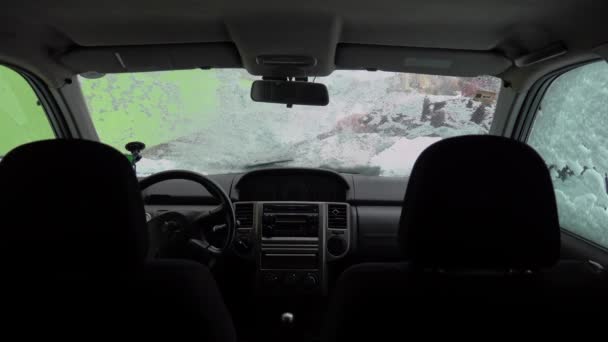 Hombre Limpiando Parabrisas Del Coche Nieve Hielo Después Tormenta Nieve — Vídeos de Stock