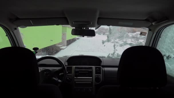 Uomo Pulizia Parabrezza Auto Neve Ghiaccio Dopo Tempesta Neve — Video Stock