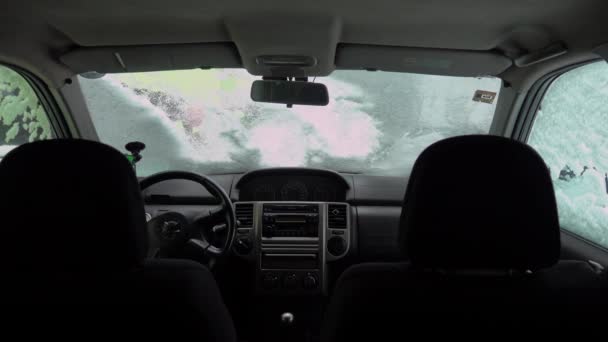 Mannen Rengör Bilens Vindruta Från Snö Och Efter Snöstorm — Stockvideo