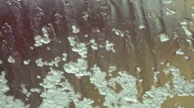 Kışın, pencerenin önünde kar ve buz olur. Eritiliyor ve istifleniyor