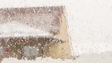 Kışın, pencerenin önünde kar ve buz olur. Eritiliyor ve istifleniyor