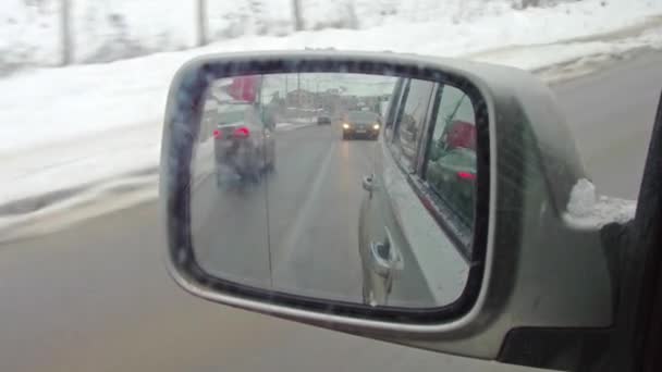 Dirigindo Através Cidade Inverno Vista Espelho Lateral Cidade Coberta Neve — Vídeo de Stock