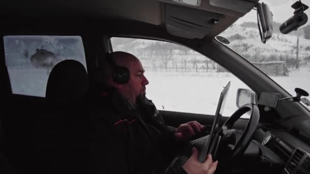 Hombre Con Portátil Coche Videollamada Trabajando Paisaje Invierno Montaña Trabajar — Vídeos de Stock