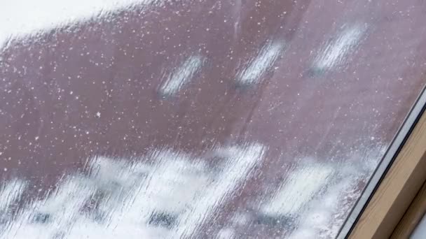 Frost Und Schnee Fenster Winter Schmelzen Und Stapeln — Stockvideo