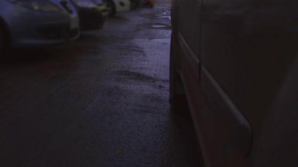 汚れた雨のプールでいっぱいの大きなプールで非常に悪い状態で道路上の車のホイールの閉じる — ストック動画