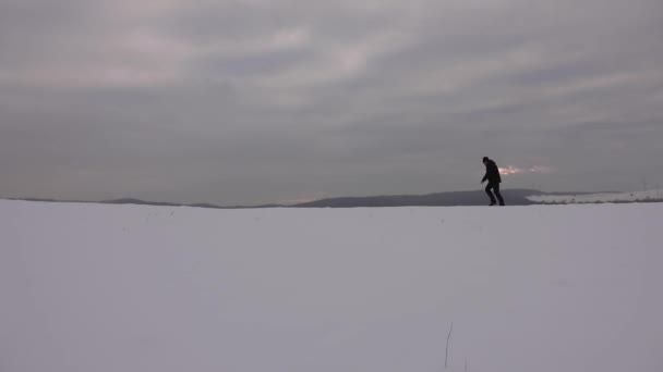 Пешеход Уставший Одинокий Зимних Горах Закате Попал Аварию — стоковое видео