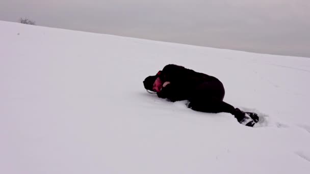 Πεζοπόρος Κουρασμένος Μόνος Έπεσε Στο Χιόνι Τρέμοντας Υποθερμία — Αρχείο Βίντεο