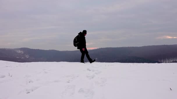 Senderista Relajado Armonía Con Naturaleza Meditando Después Día Caminata Atardecer — Vídeos de Stock