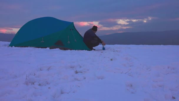 Мандрівник Готує Їжу Після Денної Прогулянки Перед Наметом Заході Сонця — стокове відео