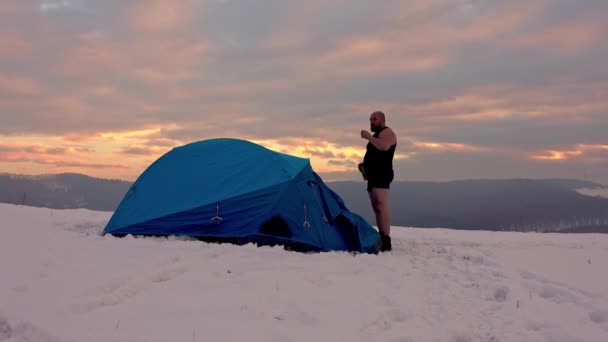 Turysta Krótkich Spodenkach Całodniowej Wędrówce Przed Namiotem Zachodzie Słońca Śnieżnych — Wideo stockowe