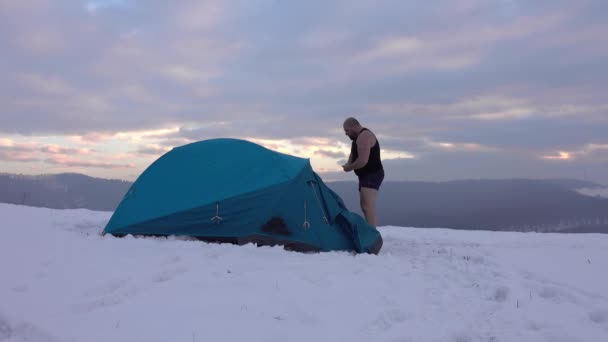 Turysta Krótkich Spodenkach Całodniowej Wędrówce Przed Namiotem Zachodzie Słońca Śnieżnych — Wideo stockowe