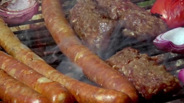 Sosis Dan Romania Makanan Tradisional Bola Daging Mici Pada Panggangan — Stok Video