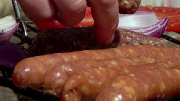 Wurst Und Rumänisches Traditionelles Essen Fleischbällchen Mici Auf Dem Grill — Stockvideo