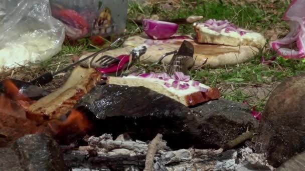 Wandermahl Speck Und Wurst Auf Natürlichem Feuer Rösten Dann Das — Stockvideo