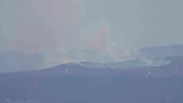 Humo Fuego Bosque Montañoso Desastre Natural — Vídeos de Stock