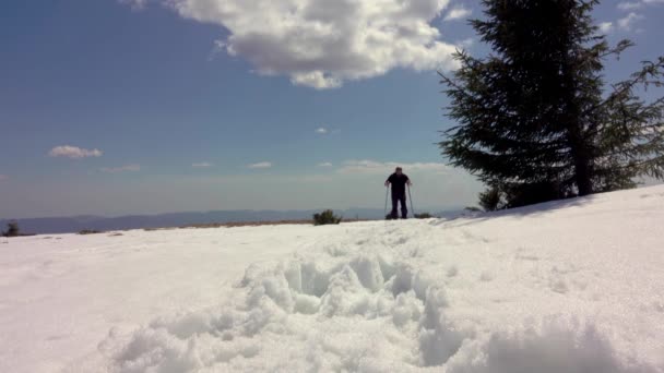 Wandelaar Wandelen Een Bergkam Bedekt Met Diepe Sneeuw Winter Zonnige — Stockvideo