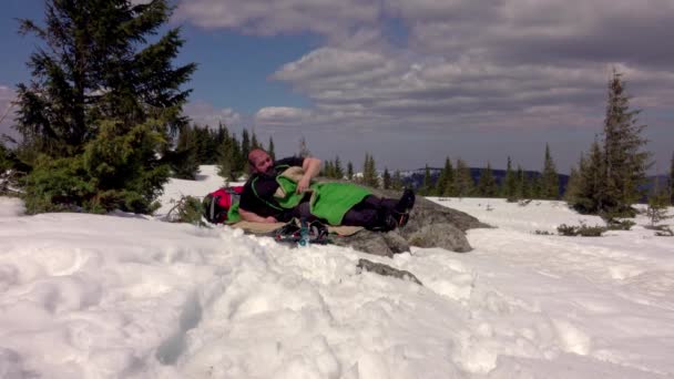 Randonneur Entrant Dans Sac Couchage Sur Rocher Sur Neige Randonnée — Video