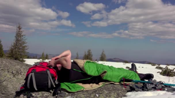 Wanderer Steigen Schlafsack Auf Einem Felsbrocken Über Den Schnee Winterwandern — Stockvideo