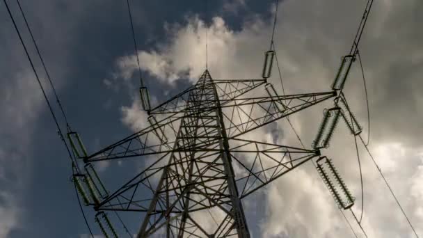 Hoogspanningslijn Toren Blauwe Hemel Met Stormwolken Tijdsverloop — Stockvideo