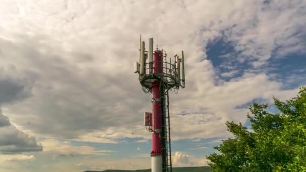 Mobile Phone Telecommunication Radio Antenna Toweron Blue Cloudy Sky Timelapse — Vídeo de Stock