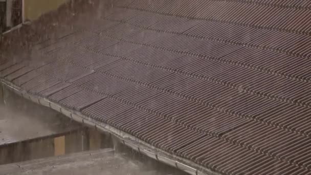 屋根に大雨が降り注いでいる — ストック動画