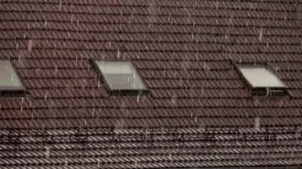 Heavy Rain Pouring Building Roof — Vídeo de Stock