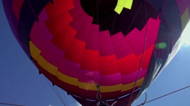 Sıcak hava balonu, bulutlu bir günde, gün batımından sonra kalkışa hazırlanıyor.