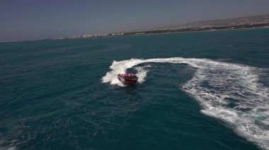 Sürat teknesi yüksek hızda manevra yapıyor. Yavaş çekim