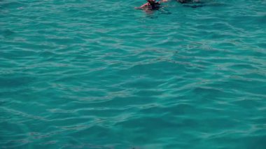 Suya atlayan bir adam, yaz plajı aktivitesi. Yavaş çekim