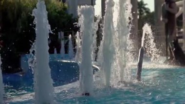 Su damlaları çeşmenin kaynak suyuna düşer.