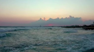 Günbatımında Akdeniz kıyılarındaki kayalıkların muhteşem manzaralı engebeli sahili.