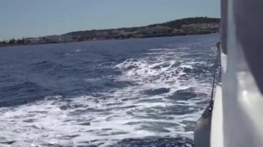 Denizdeki sürat teknesi. Denize giden karavanın önünde. Seyahat ve tatil konsepti. Tatildeyken deniz hayatı.