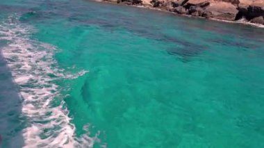 Denizdeki sürat teknesi. Denize giden karavanın önünde. Seyahat ve tatil konsepti. Tatildeyken deniz hayatı.