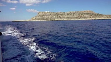 Denizdeki sürat teknesi. Denize giden karavanın önünde. Seyahat ve tatil konsepti. Tatildeyken deniz hayatı.